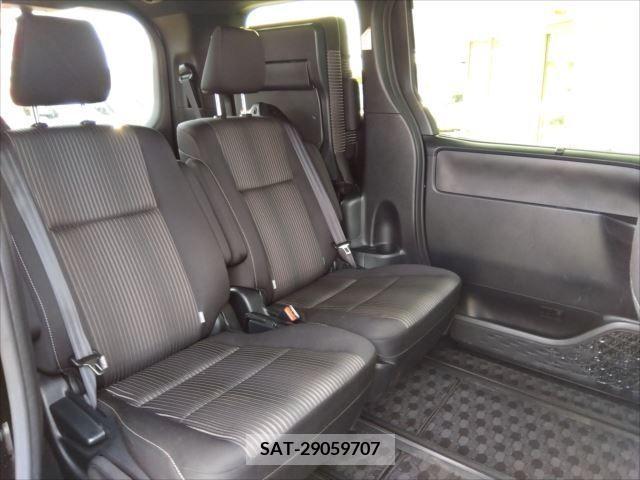 Toyota VOXY HYBRID 2018-10 376656-7