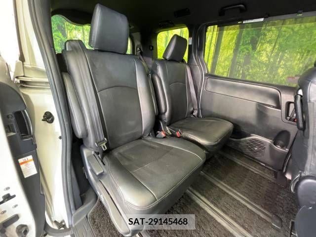 Toyota VOXY 2019-05 211902-9