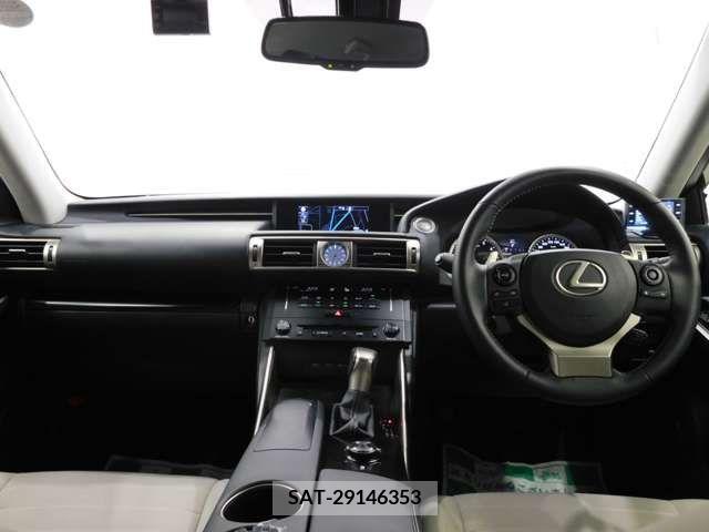 Lexus IS 2013-06 354078-1