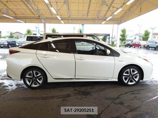 Toyota PRIUS 2016-03 331489-14