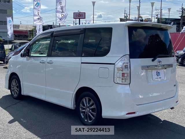 Toyota VOXY 2011-03 377578-4