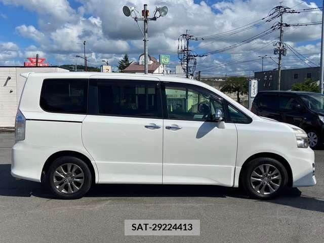 Toyota VOXY 2011-03 377578-3