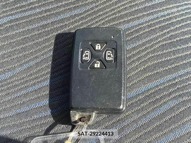 Toyota VOXY 2011-03 377578-18