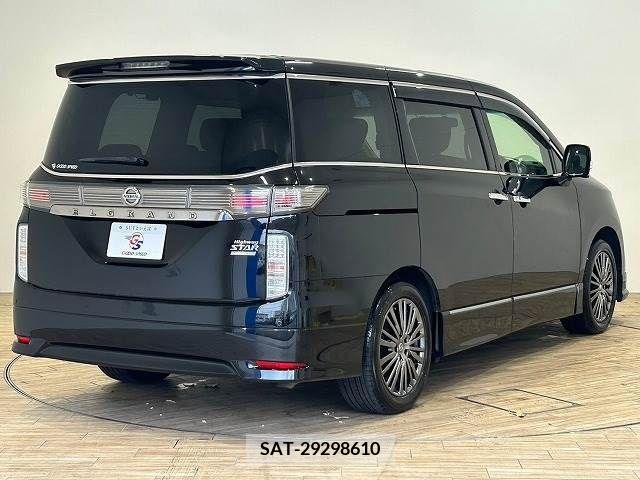 Nissan ELGRAND 2017-06 268365-13