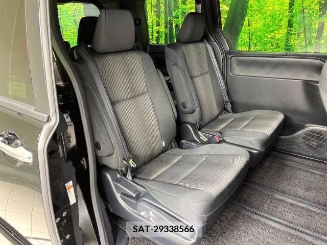 Toyota VOXY 2018-08 337215-9