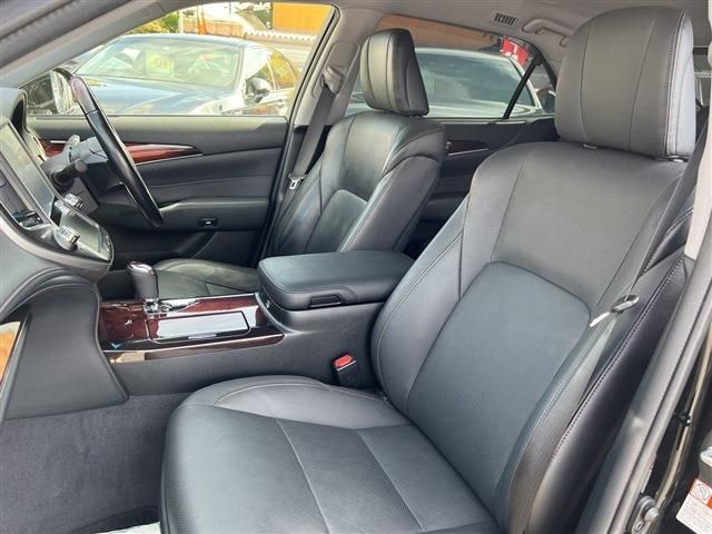 Toyota CROWN MAJESTA 2017-07 20945-18