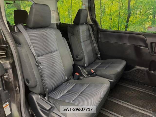 Toyota VOXY 2015-10 370435-9