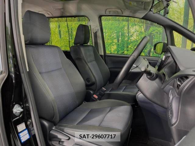 Toyota VOXY 2015-10 370435-8