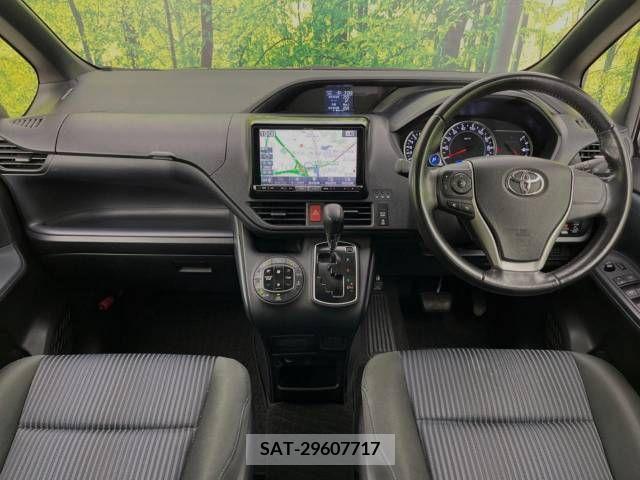 Toyota VOXY 2015-10 370435-1