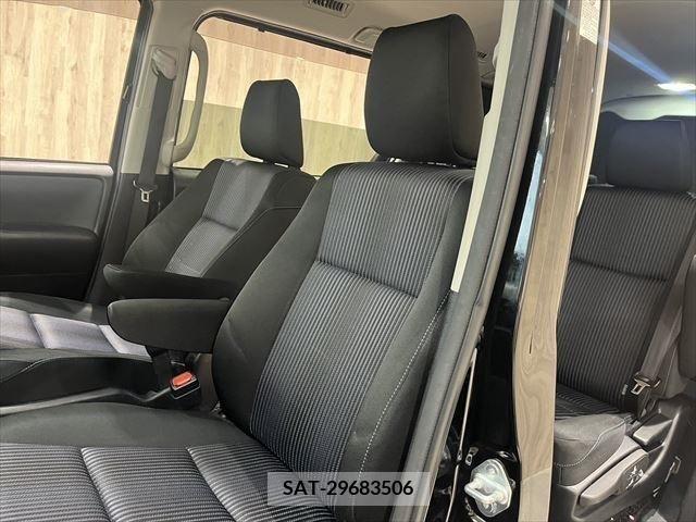 Toyota VOXY HYBRID 2017-02 381746-22