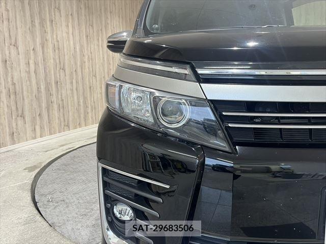 Toyota VOXY HYBRID 2017-02 381746-8