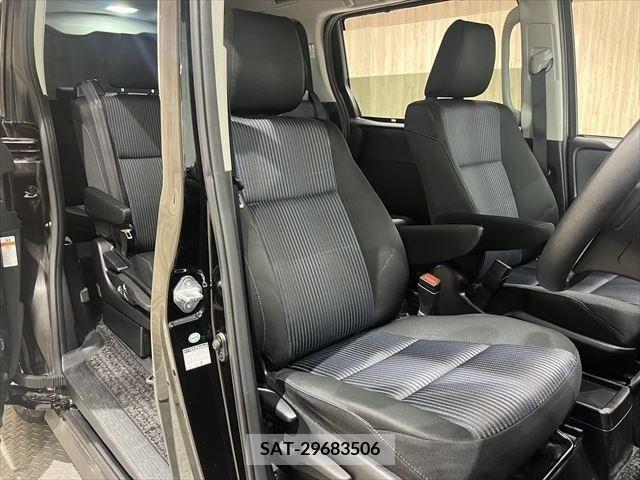 Toyota VOXY HYBRID 2017-02 381746-19