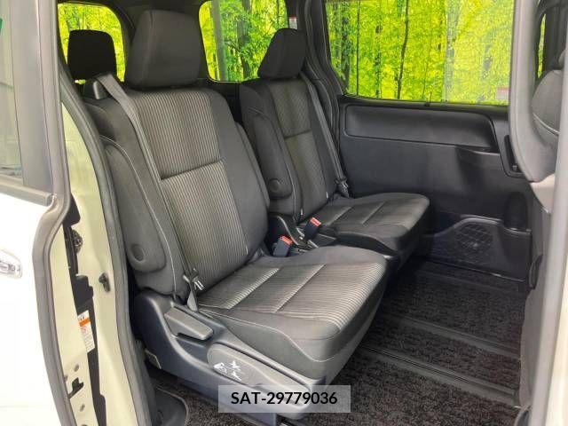 Toyota VOXY 2019-09 370453-9