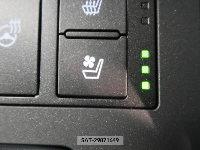 Lexus IS 2021-06 275348-7