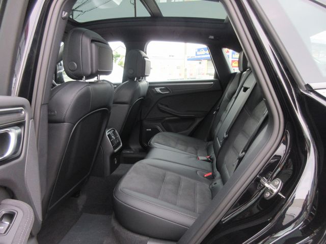 Porsche MACAN 2023-08 25235-17