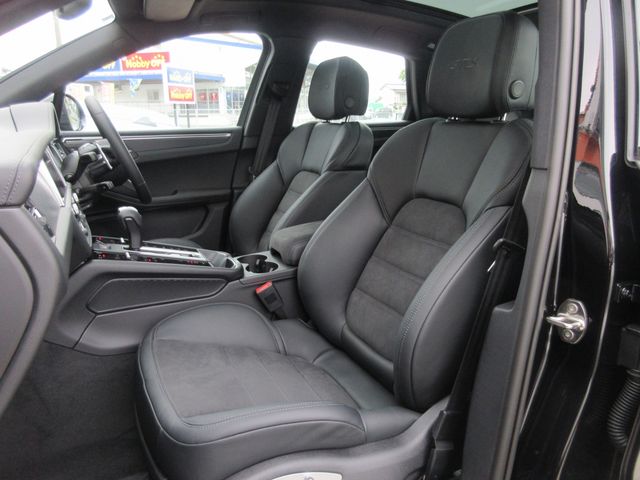 Porsche MACAN 2023-08 25235-15