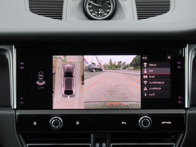 Porsche MACAN 2023-08 25235-27