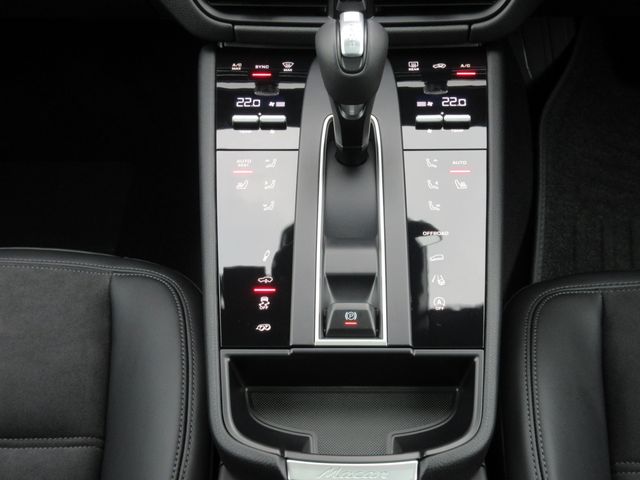 Porsche MACAN 2023-08 25235-29