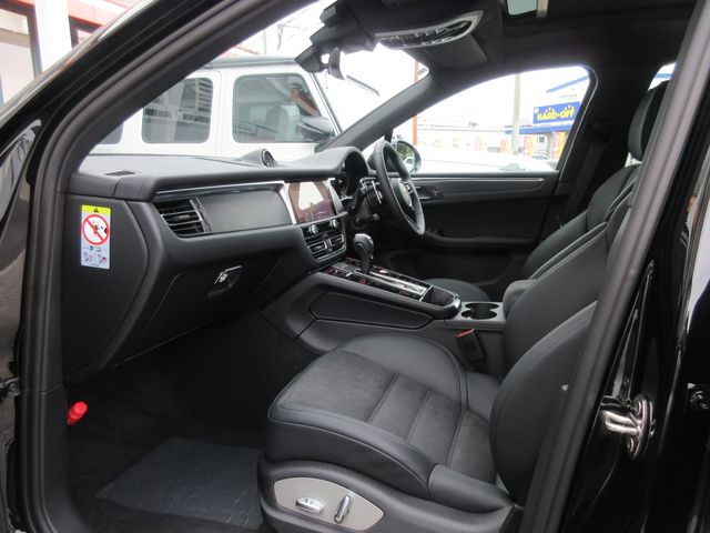 Porsche MACAN 2023-08 25235-18