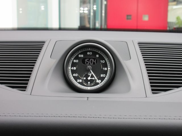 Porsche MACAN 2023-08 25235-22