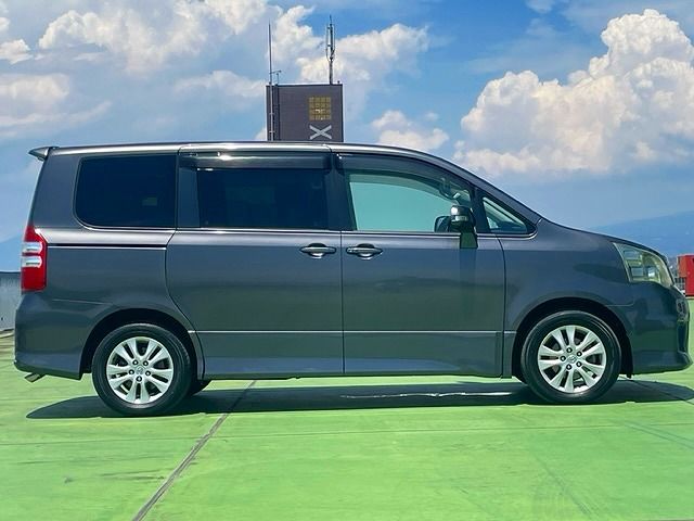 Toyota NOAH 2010-11 6718-14