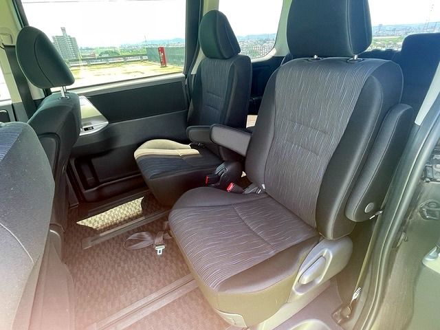 Toyota NOAH 2010-11 6718-9