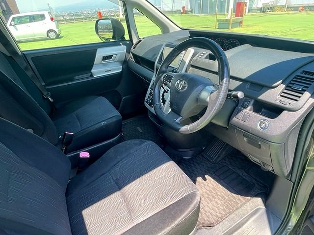 Toyota NOAH 2010-11 6718-12