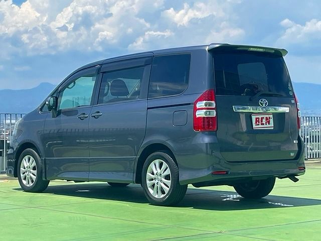 Toyota NOAH 2010-11 6718-8