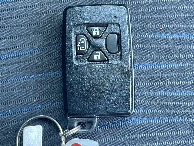 Toyota NOAH 2010-11 6718-11