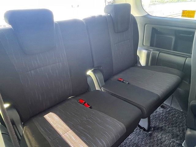 Toyota NOAH 2010-11 6718-22