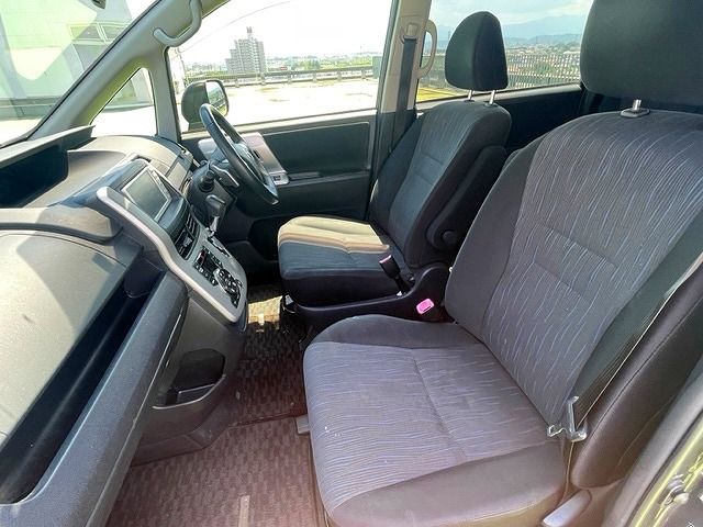 Toyota NOAH 2010-11 6718-3
