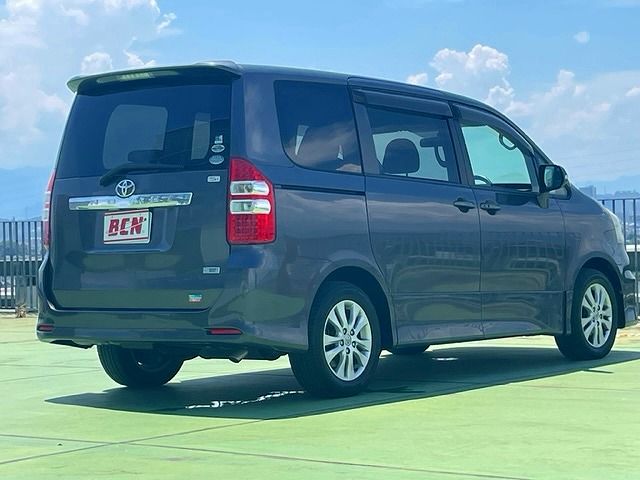 Toyota NOAH 2010-11 6718-2