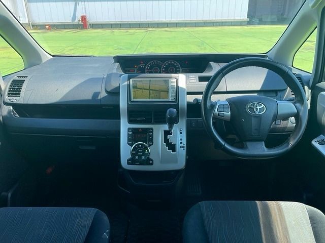 Toyota NOAH 2010-11 6718-1