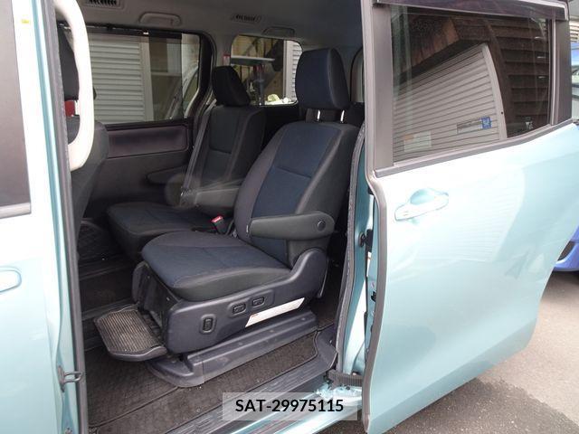 Toyota VOXY 2015-10 211539-10