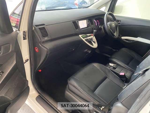 Toyota ISIS 2012-07 273133-4