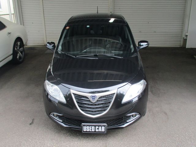 Lancia Ypsilon 2012-02 22049-3