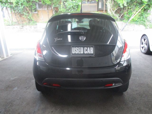 Lancia Ypsilon 2012-02 22049-5