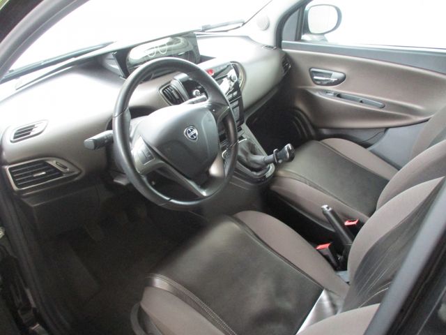 Lancia Ypsilon 2012-02 22049-9