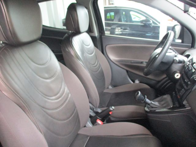 Lancia Ypsilon 2012-02 22049-13
