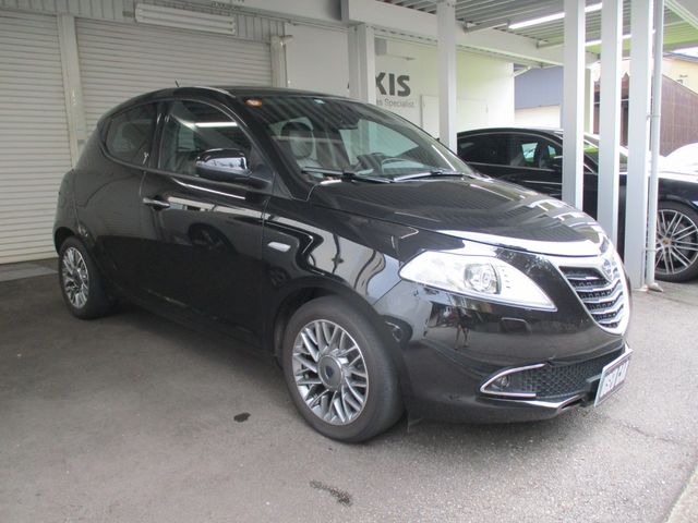 Lancia Ypsilon 2012-02 22049-0
