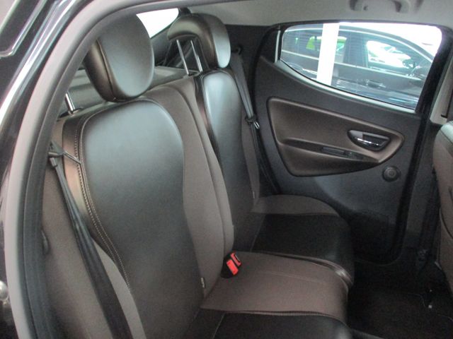 Lancia Ypsilon 2012-02 22049-10