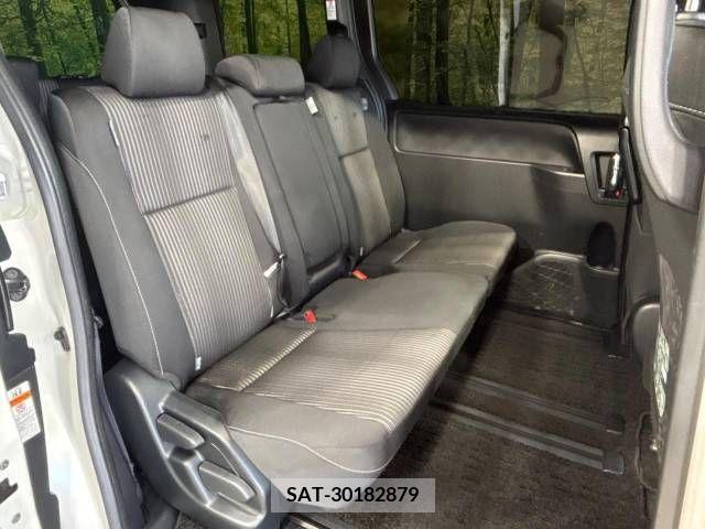 Toyota VOXY 2018-10 378088-9
