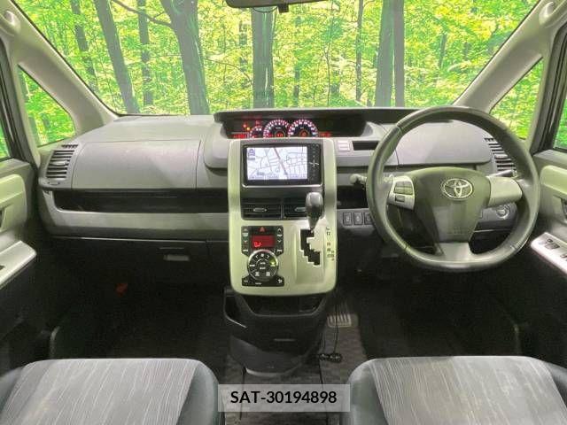 Toyota VOXY 2011-10 289307-1