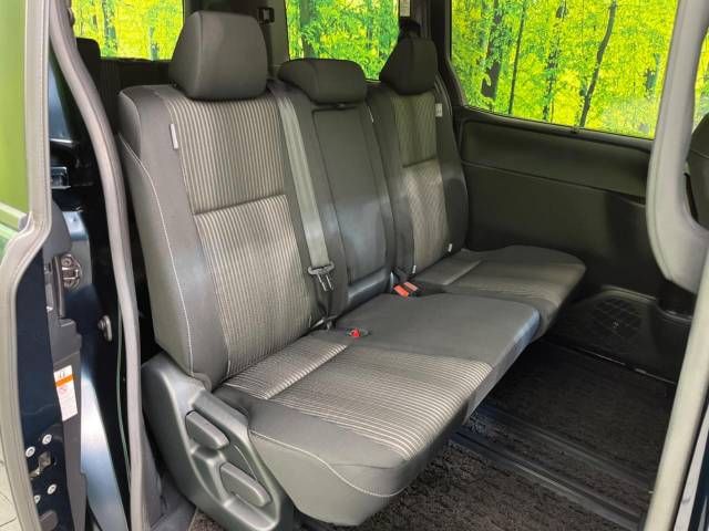 Toyota VOXY 2018-02 25132-9