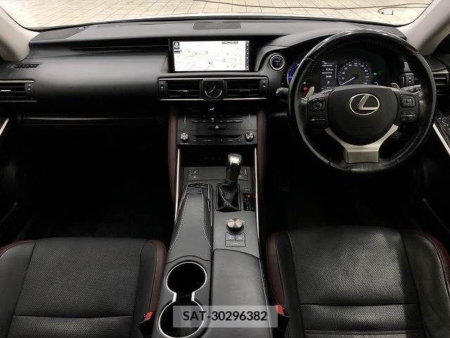 Lexus IS 2017-04 237878-1