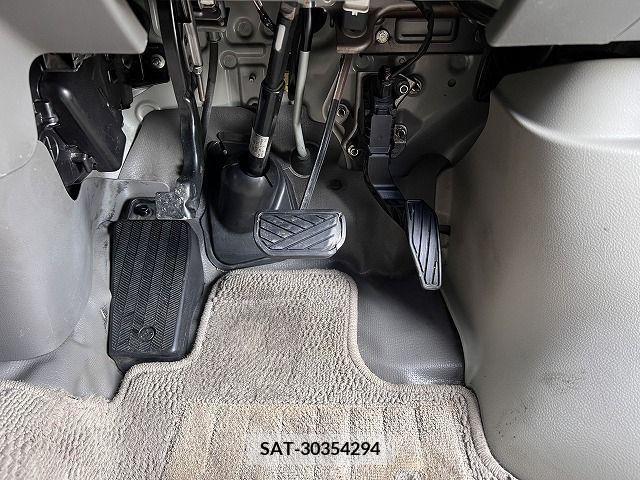 Suzuki EVERY 2018-06 245883-15