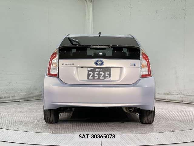 Toyota PRIUS 2013-08 214762-9