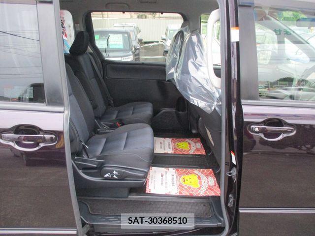 Toyota VOXY 2016-05 379649-23