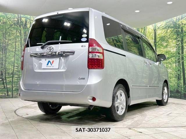 Toyota NOAH 2011-11 220488-18
