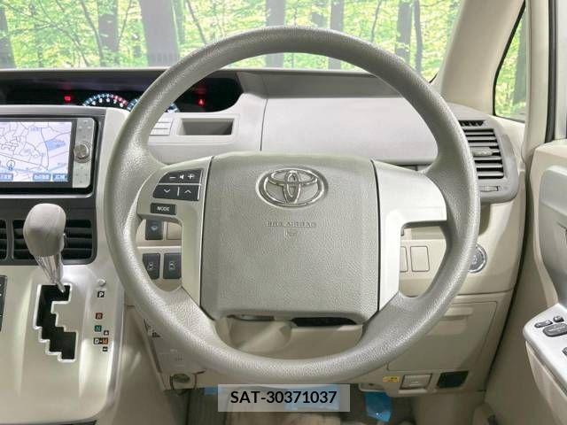 Toyota NOAH 2011-11 220488-12